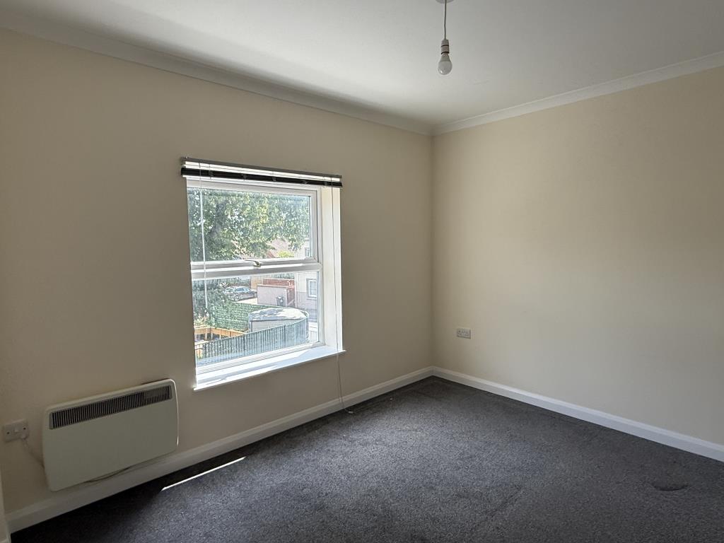 Lot: 30 - LARGE FREEHOLD RESIDENTIAL INVESTMENT ARRANGED AS SIX FLATS - Bedroom of Flat E